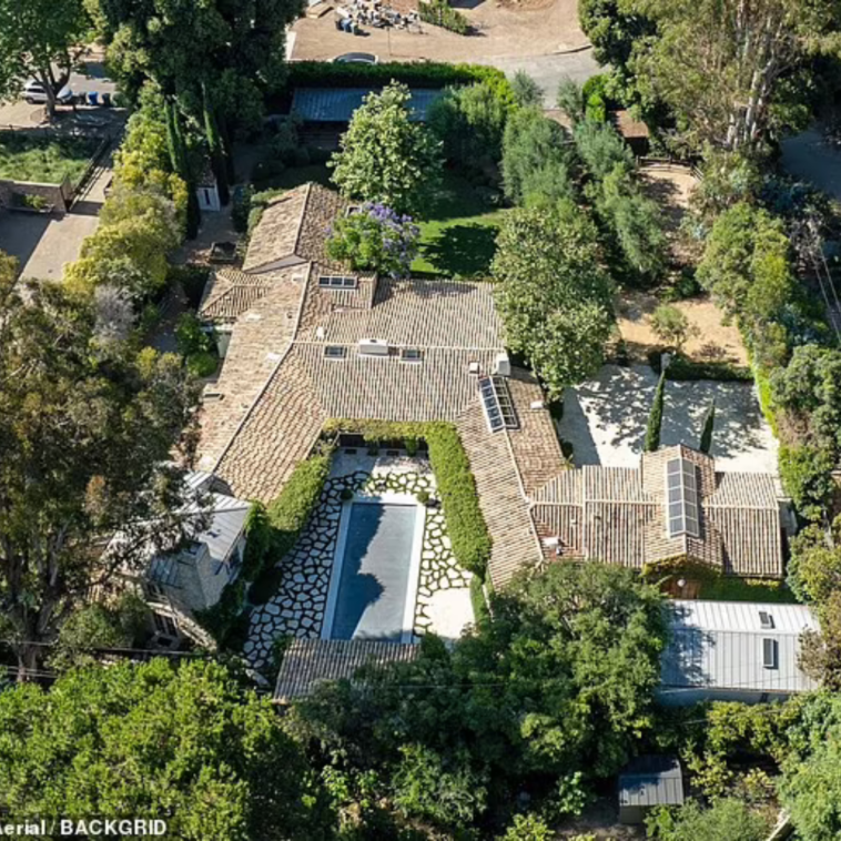Ben Affleck Purchased L.A. home on the same day Jennifer Lopez's finalized sale of her N.Y.C. Condo