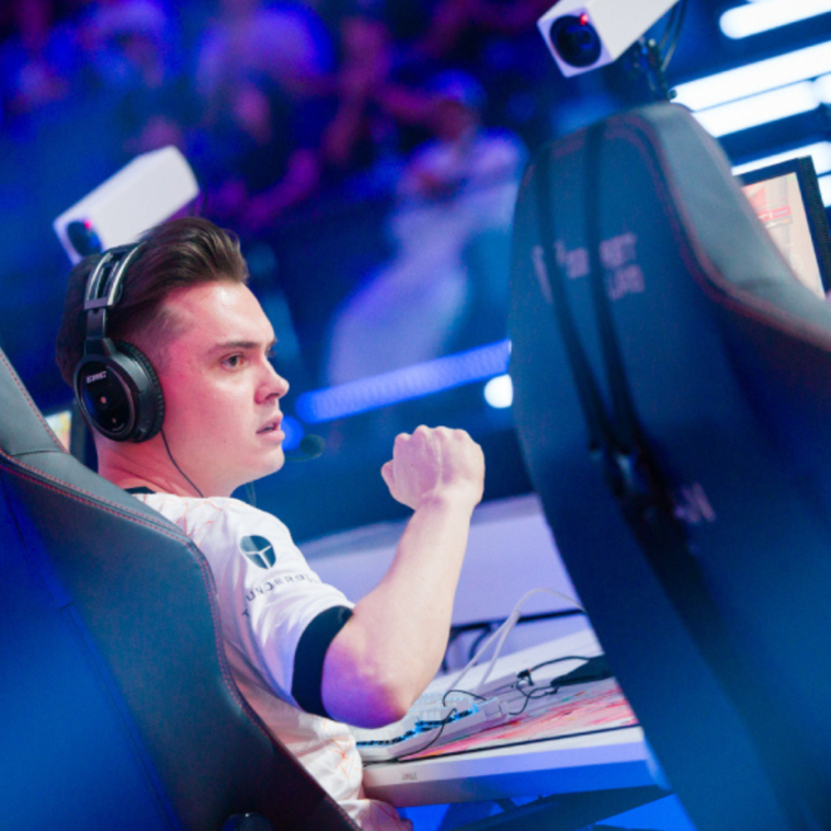 EWC 2024 CS2 Heats Up: Na'Vi Dominates, Vitality Upset in Overtime Thriller
