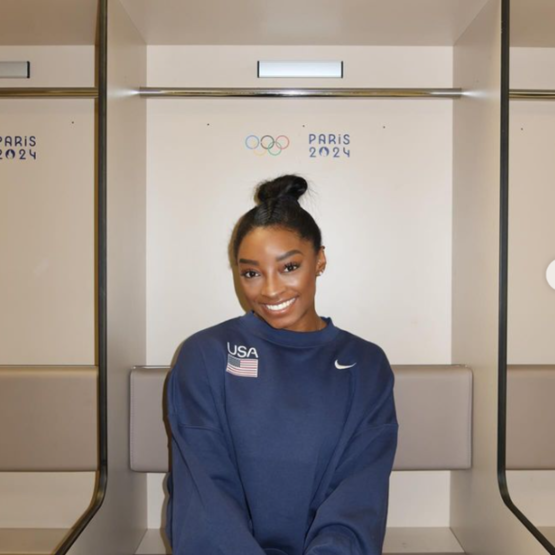 Simon Biles helps out German gymnasts in a Crowded bus in Paris