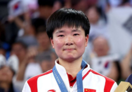 He Bing Jiao showed her respect for Carolina Marin with a Spanish pin