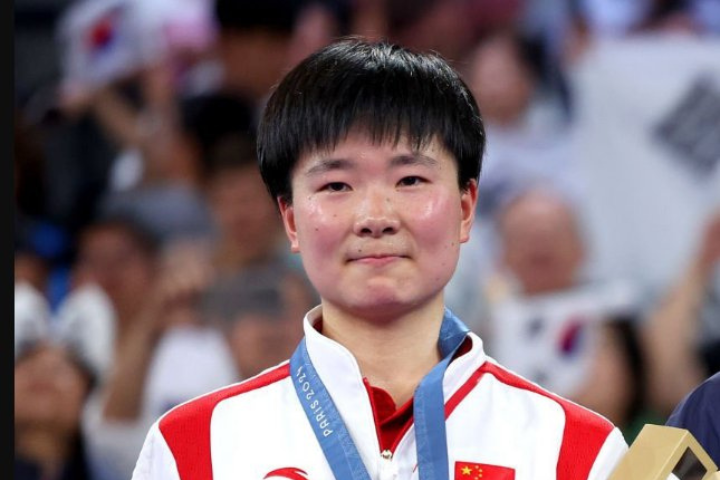 He Bing Jiao showed her respect for Carolina Marin with a Spanish pin