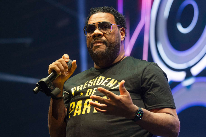 Fatman Scoop collapses on stage