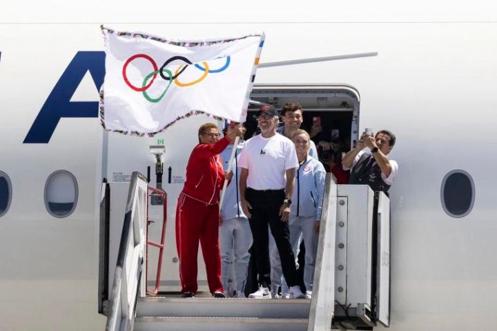Los Angeles welcomes the Olympic flag for 2028 Olympics