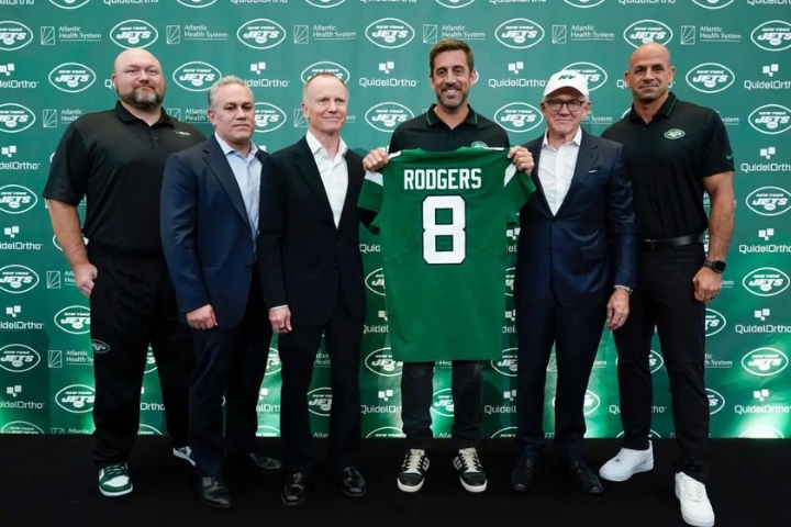 Aaron Rodgers reveals royal gift from Jets owner after getting signed