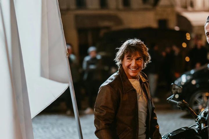 Controversy Surges as Tom Cruise Receives Intrusive Gesture from a Woman at Olympic Closing Ceremony
