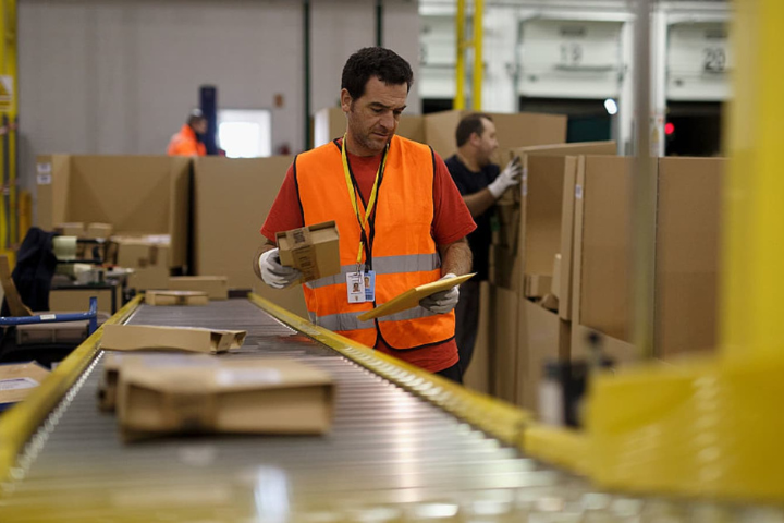 Amazon increases salary and benefits for warehouse workers
