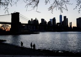 Water leaks in Manhattan causes traffic jams