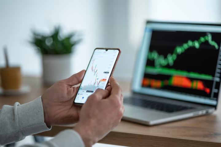 Dow, S&P 500 Hit Record Highs Despite Labor Market Worries