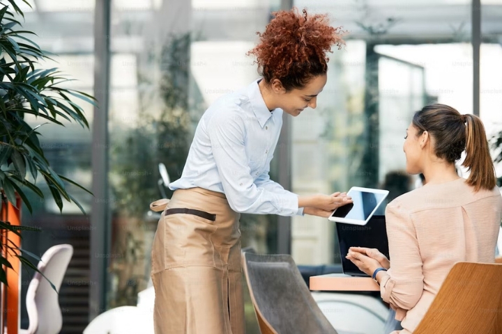 Miami steakhouse servers shares secret to make ends meet