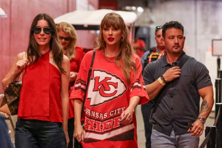 Taylor Swift Rocks Oversized Chiefs Tee to Support Boyfriend Travis Kelce