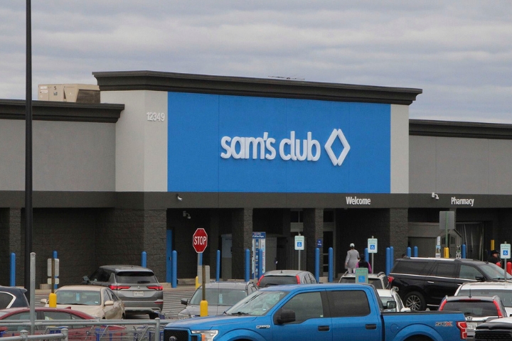 Sam’s Club Raises Starting Wages to $16 to Rival Costco