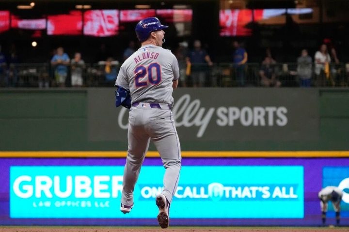 After a 9th inning rally, the Mets defeated the Brewers 4-2 to advance in the playoffs
