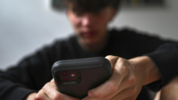 Australia bans under 16s from social media platforms