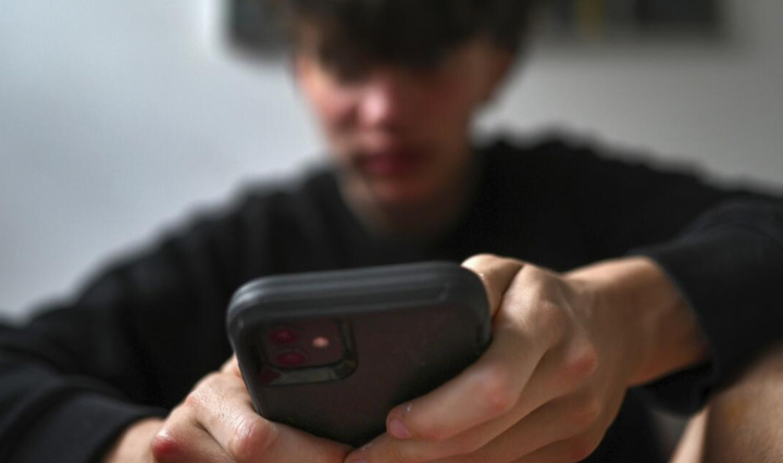 Australia bans under 16s from social media platforms