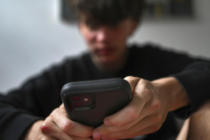 Australia bans under 16s from social media platforms